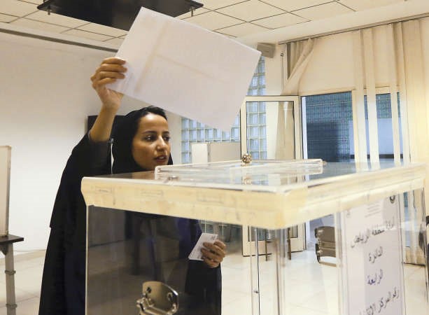 المراة السعودية شاركت بكثافة في الانتخابات للمرة الاولى امس الاول 	اپ ﻿