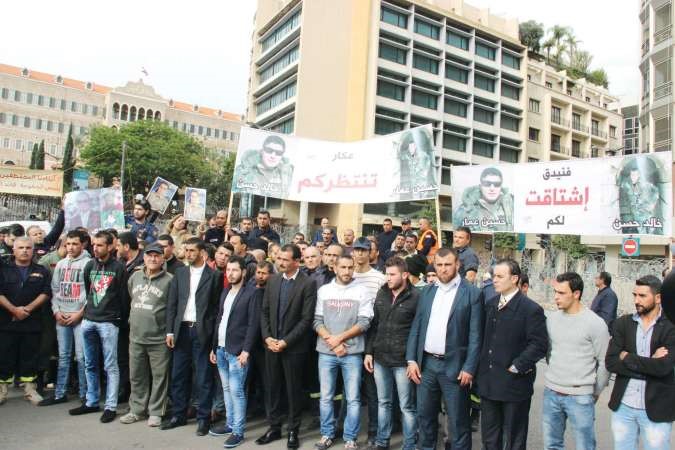 اهالي العسكريين 9 المخطوفين لدى داعش خلال اعتصامهم بمشاركة العسكريين المحررين واهاليهم في ذكرى مرور 500 يوم على خطفهممحمود الطويل ﻿