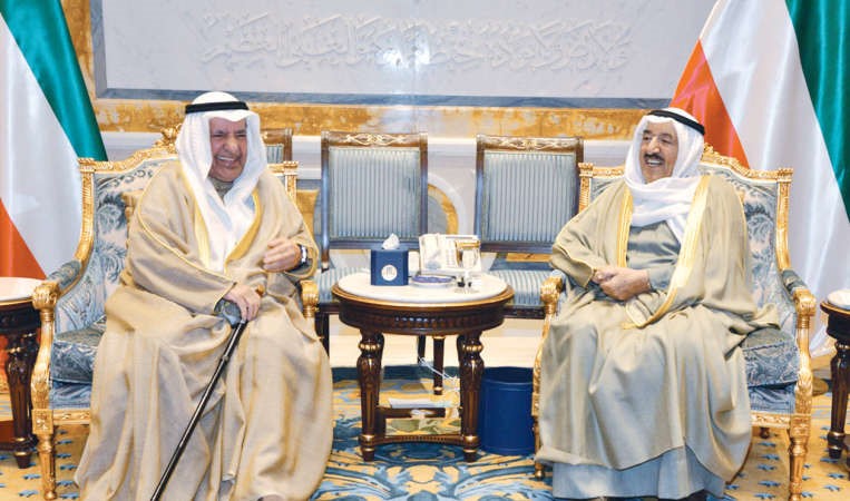 صاحب السمو الامير الشيخ صباح الاحمد مستقبلا علي الغانم 