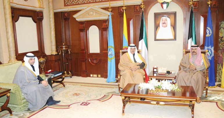سمو ولي العهد لدى استقباله الشيخ سلمان الحمود والشيخ محمد العبدالله 