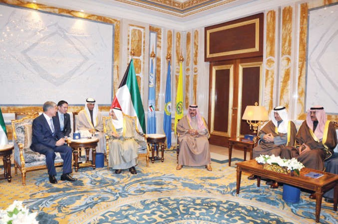 صاحب السمو الامير الشيخ صباح الاحمد مستقبلا رئيس قرغيزستان المازبيك اتامباييف بحضور سمو ولي العهد الشيخ نواف الاحمد وسمو رئيس الوزراء الشيخ جابر المبارك والشيخ صباح الخالد
