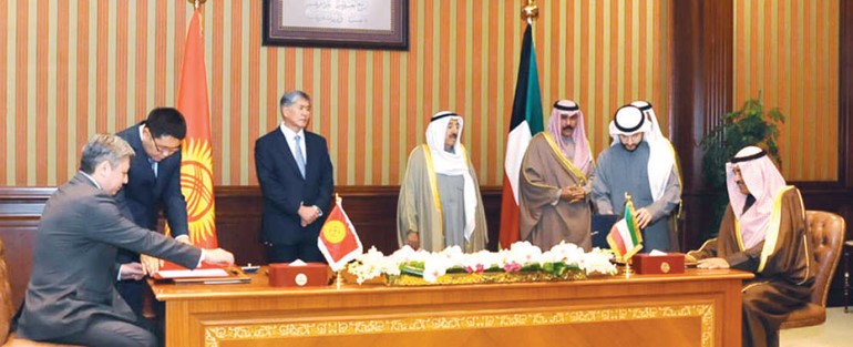 الشيخ صباح الخالد وارلان عبدلدايوف يوقعان احدى الاتفاقيات الديبلوماسية بحضور صاحب السمو الامير والرئيس القرغيزي