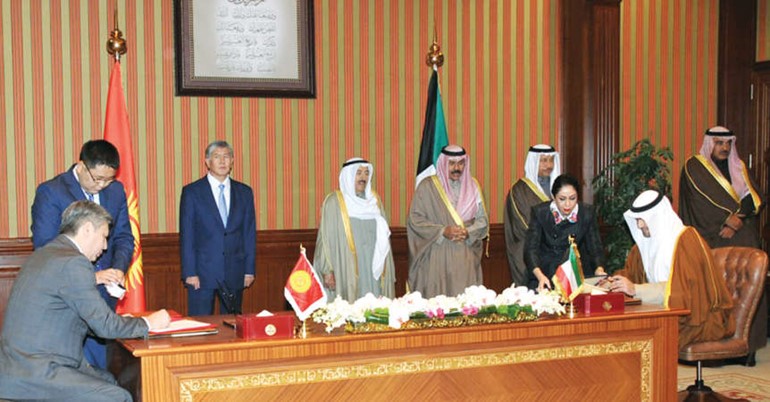انس الصالح وارلان عبدلدايوف خلال توقيع اتفاقية الازدواج الضريبي ومنع التهرب المالي