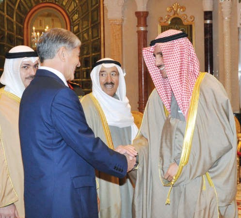 رئيس مجلس الامة مرزوق الغانم مصافحا الرئيس القرغيزي بحضور صاحب السمو الامير والشيخ خالد العبدالله 