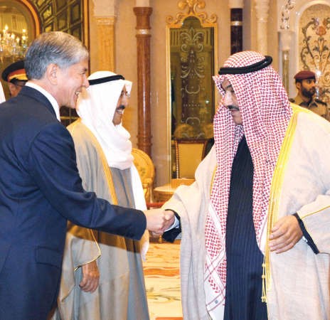 سمو الشيخ ناصر المحمد يرحب بالضيف 
