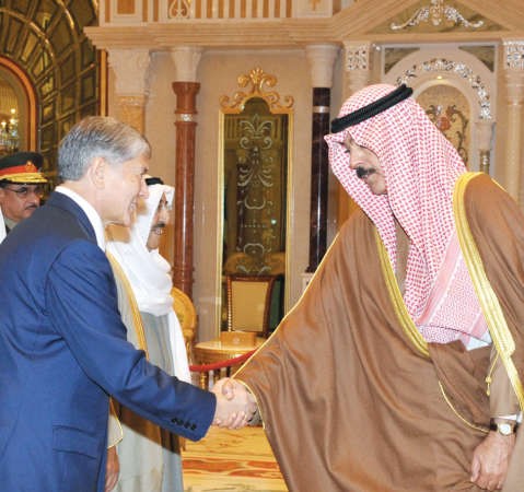 الشيخ محمد الخالد مصافحا اتامباييف 