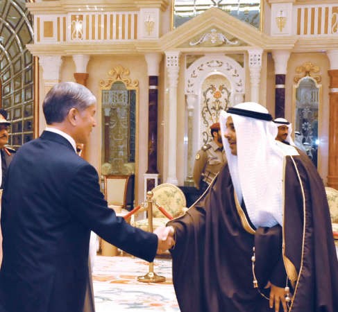 يعقوب الصانع مصافحا الضيف 