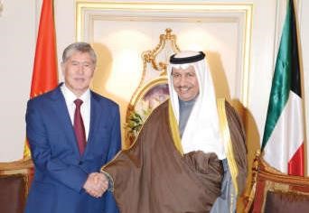 الرئيس القرغيزي مستقبلا سمو رئيس الوزراء الشيخ جابر المبارك