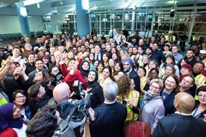 ترحيب كبير باللاجئين السوريين في مطار تورونتو﻿