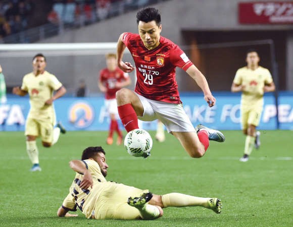 غاو لين لاعب غوانغجو يتجاوز اللاعب المكسيكي خوسيه غيريروافپ