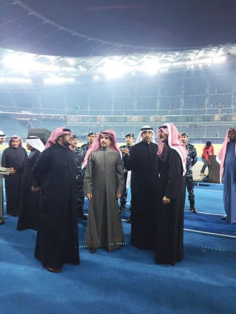 مرزوق الغانم والشيخ محمد الخالد والشيخ محمد العبدالله خلال تفقدهم ستاد جابر 