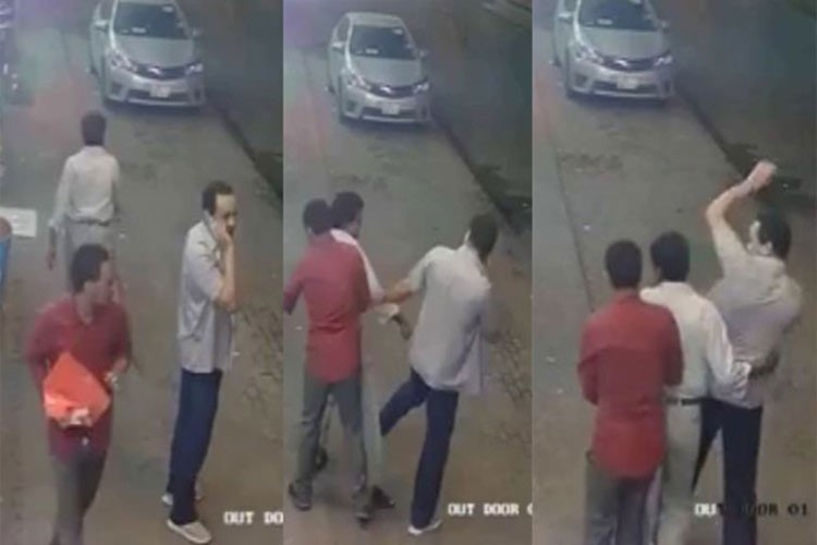بالفيديو.. كاميرا ترصد لحظة قيام عمال بسرقة احد المارة في الدمام بطريقة غريبة