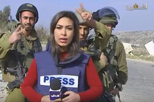بالفيديو.. جنود إسرائيليون يضايقون ويستفزون مذيعة قناة فلسطين على الهواء