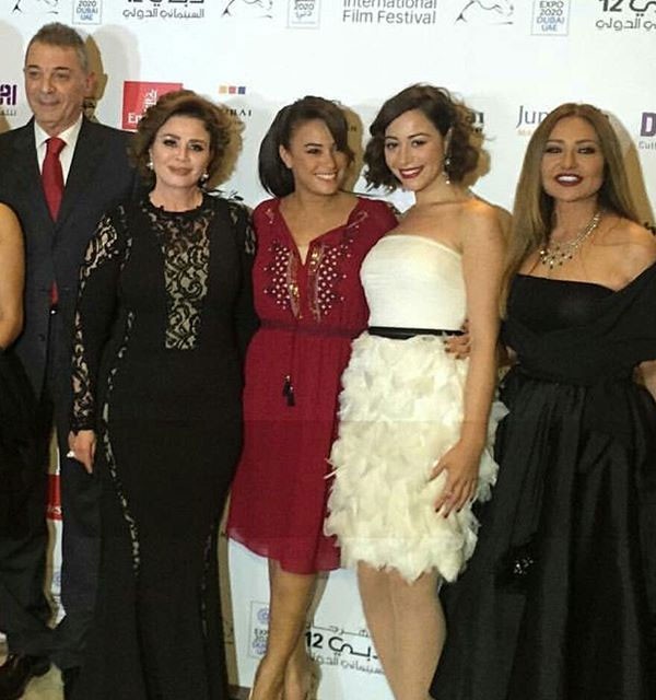 منة شلبي تتألق بإطلالة بيضاء ساحرة في العرض الخاص لفيلمها بمهرجان دبي
