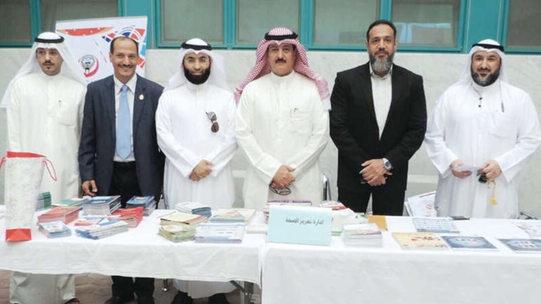 بدر الفزير واعضاء مجلس الادارة مع فريق مركز مبارك الكبير الغربي