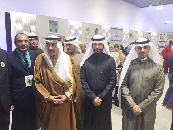 الفريق م فهد الامير وماجد الذايدي خلال تدشين الندوة ﻿