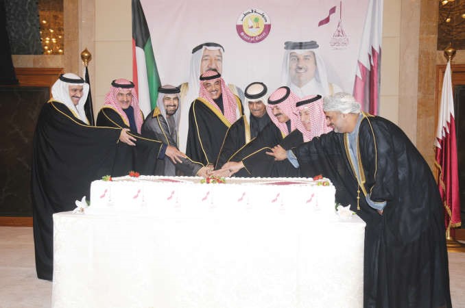 الشيخ صباح الخالد وخالد الجارالله والسفير القطري حمد ال حنزاب وسفراء دول التعاون وضاري العجران يقطعون كيكة الحفل