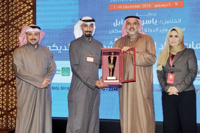 الصبيح يكرم ممثل وزارة الاسكان ويبدو داليا وفائي وطواري المنفي قاسم باشا