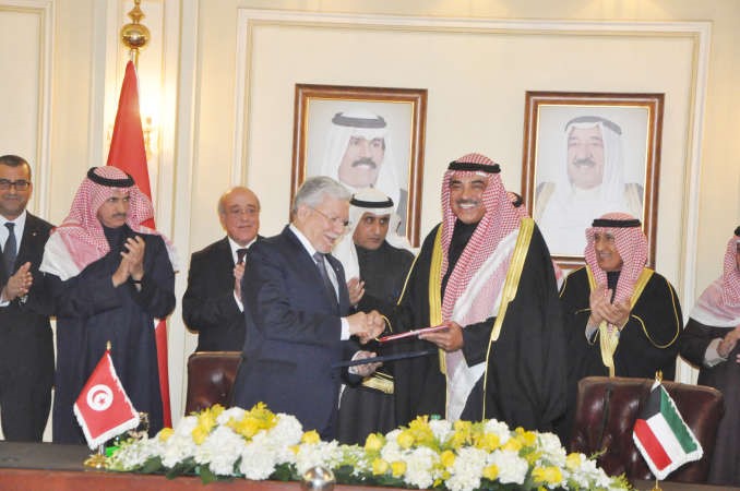 الشيخ صباح الخالد والطيب البكوش يتبادلان وثائق الاتفاقيات ومذكرات التفاهم	احمد علي ﻿