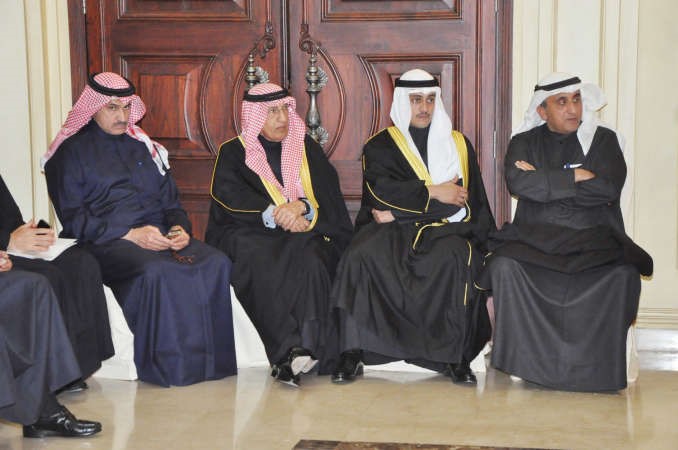 ضاري العجران وعبدالعزيز الشارخ وطلال الخرافي وعبدالوهاب البدر خلال اجتماعات اللجنة ﻿