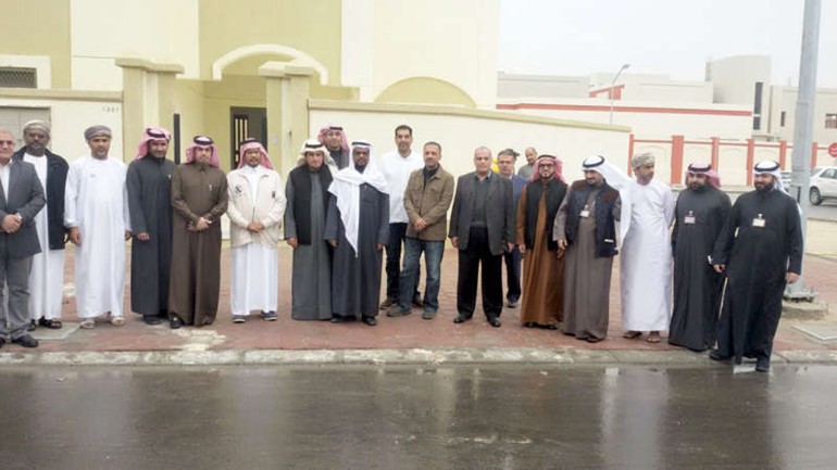 اعضاء الوفود الخليجية خلال اطلاعهم على المشاريع الاسكانية في الكويت﻿