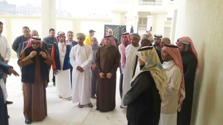 اعضاء الوفود يتفقدون احد المشاريع﻿