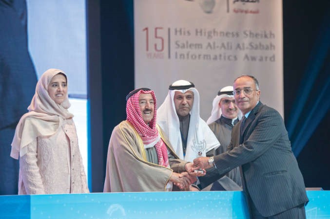 صاحب السمو الامير الشيخ صباح الاحمد يسلم الجائزة لمستشفى طيبة