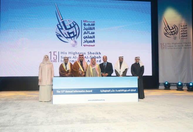 صاحب السمو الامير الشيخ صباح الاحمد والشيخة عايدة سالم العلي اثناء تكريم مستشفى طيبة