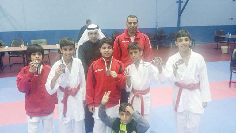 محمد الحربي وسط زملائه يحمل ميدالية المركز الثاني﻿