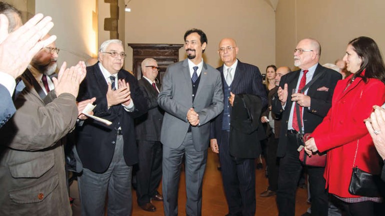 الشيخ علي الخالد مع رئيس واعضاء جمعية الصداقة الايطاليةالكويتية في الاجتماع السنوي بمقرها في مدينة فلورنسا ﻿