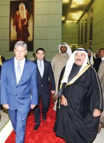 الشيخ ناصر صباح الاحمد مرحبا بالرئيس المازبيك اتامباييف خلال مادبة العشاء﻿