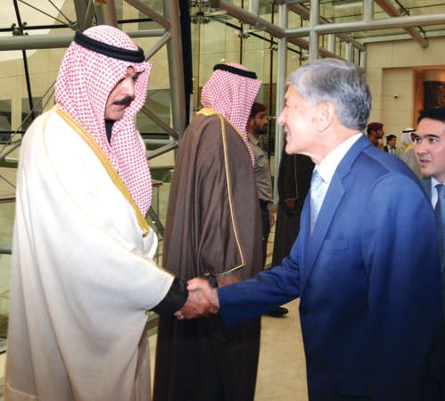 الرئيس اتامباييف مصافحا الشيخ محمد الخالد﻿