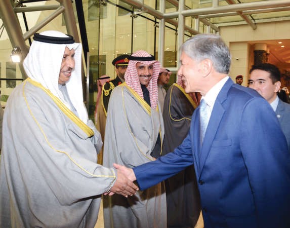 الرئيس المازبيك اتامباييف في حديث باسم مع سمو الشيخ جابر المبارك قبيل مغادرته البلاد﻿
