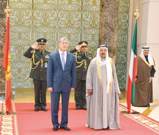 صاحب السمو الامير الشيخ صباح الاحمد مودعا الرئيس المازبيك اتامباييف﻿