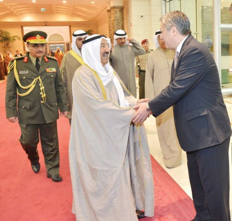 صاحب السمو الامير الشيخ صباح الاحمد مودعا احد اعضاء الوفد المرافق للرئيس اتامباييف﻿
