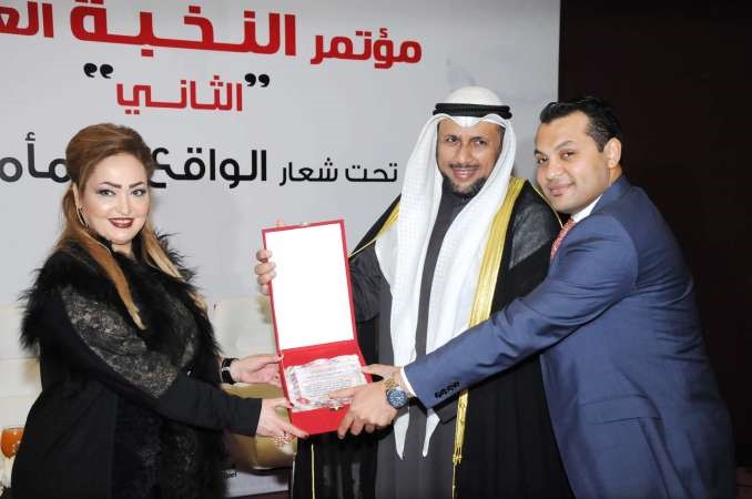 فواز الشلال متسلما درعا تكريمية من الشيخة فاطمة الصباح ومحمود عفيفي 