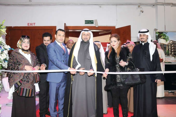 الوكيل المساعد لشؤون التجارة الخارجية والمنظمات الدولية في وزارة التجارة فواز الشلال والشيخة فاطمة الصباح ومحمود عفيفي وباسمة الدهيم يقصون شريط افتتاح معرض النخبة العقاري