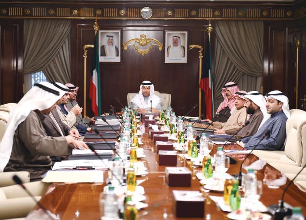 سمو رئيس الوزراء الشيخ جابر المبارك مترئسا جلسة امس في المطار الاميري﻿