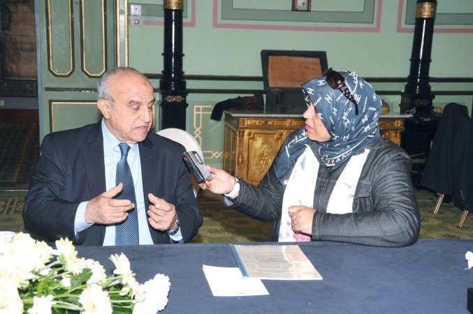 المستشار د جمال ندا متحدثا الى الزميلة هناء السيد	ناصر عبدالسيد﻿