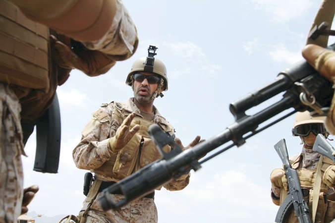 لقطة للشهيد العقيد عبدالله السهيلانوهو يصدر توجيهاته لجنوده بقاعدة عسكرية في عدن رويترز﻿