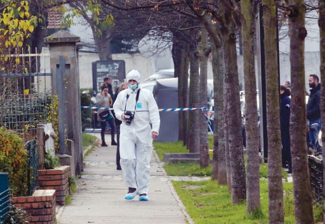 فريق التحقيق الفرنسي في موقع الحادث بمدرسة جان - بيران للاطفال في ضاحية اوبرفيلييه بشمال شرق باريساپ﻿