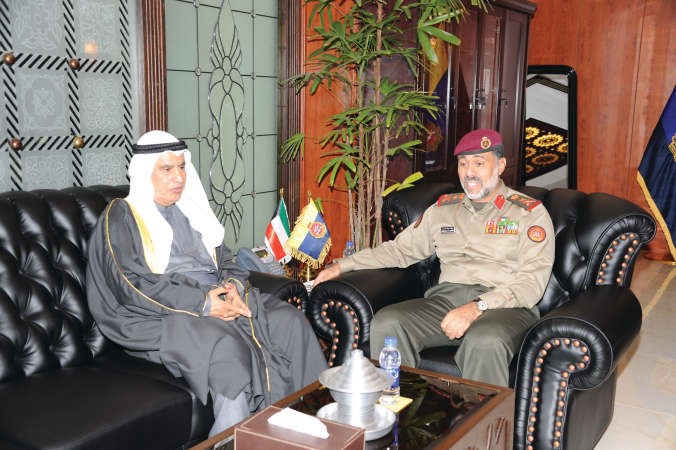 الفريق الركن عبدالله النواف خلال لقائه صالح الفضالة﻿