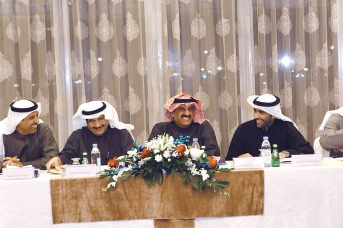 رئيس نادي الكويت عبدالعزيز المرزوق مترئسا الاجتماع﻿