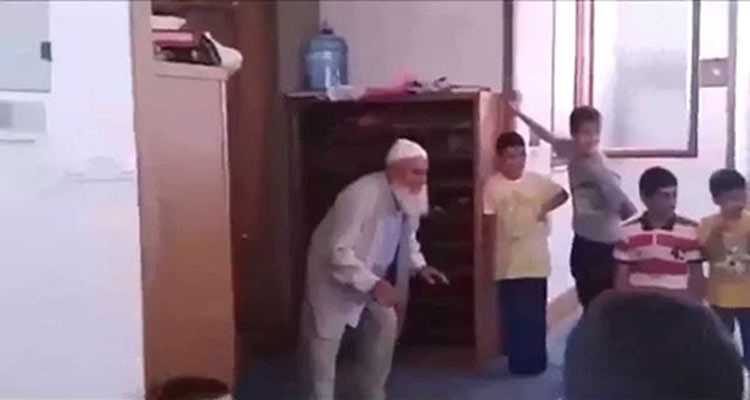 بالفيديو.. إمام جامع يلعب كرة القدم لتحبيب الأطفال بالمسجد