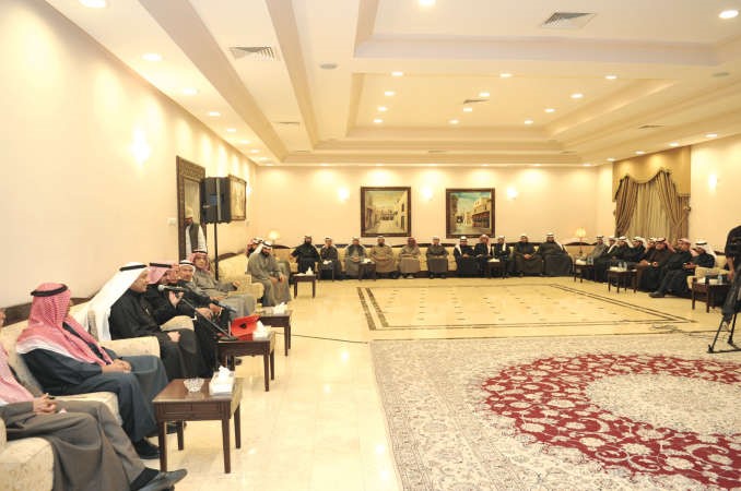 عدد من الحضور في ديوان الكليب بكيفان يستمعون لحديث يعقوب الصانعقاسم باشا