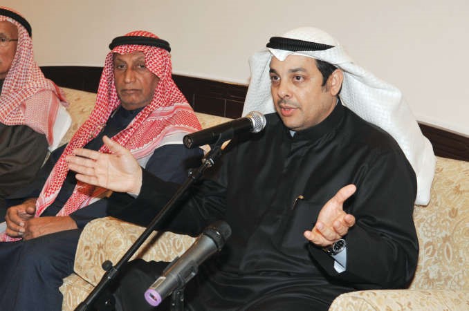 يعقوب الصانع متحدثا في ديوان الكليب