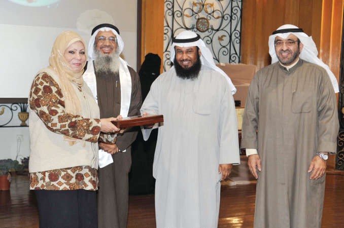 جاسم المسباح ود محمد الراشد يكرمان الزميلة ليلى الشافعي