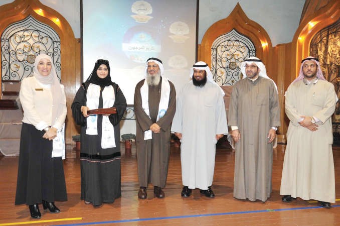 تكريم احدى المشاركات في المشروع