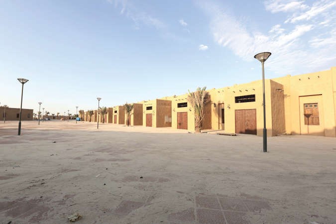 العديد من المطاعم حجزت مواقعها داخل القرية 