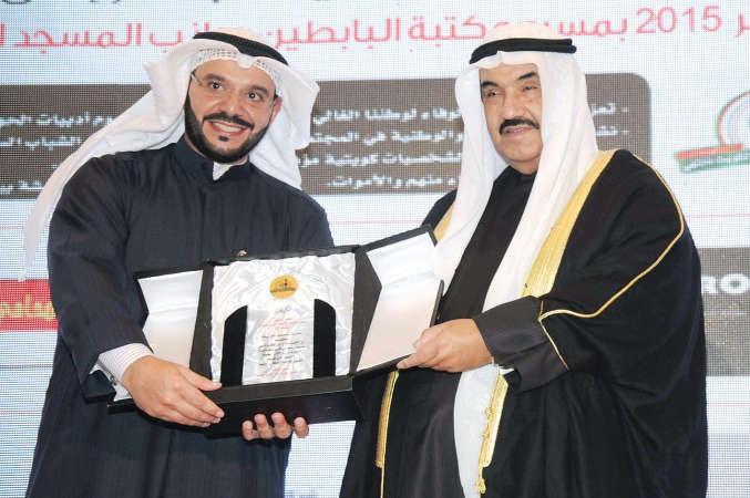 يوسف الياسين يقدم درعا تكريمية الى سمو الشيخ ناصر المحمد﻿